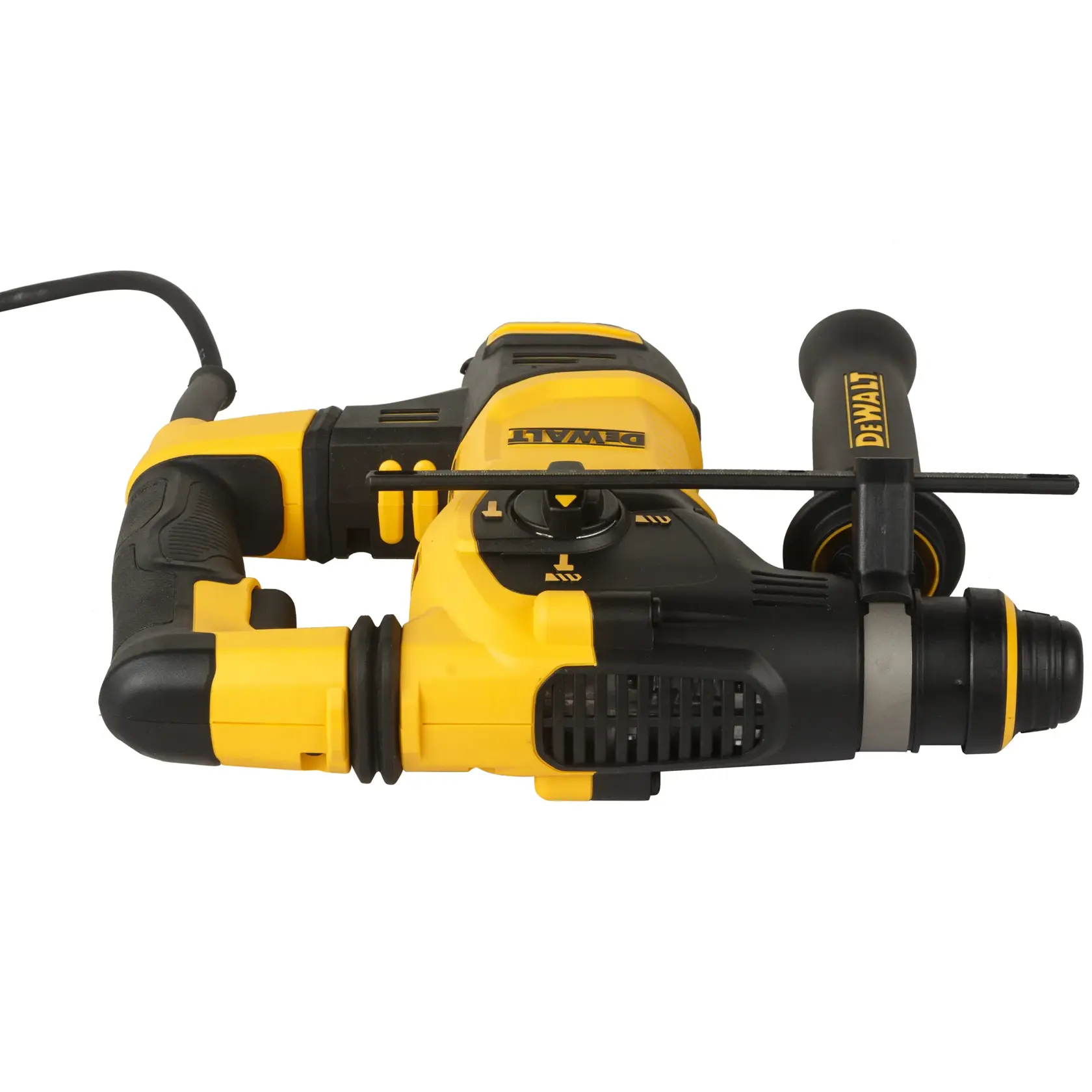 Une personne portant un casque de sécurité et une veste haute visibilité utilise un outil électrique jaune DEWALT pour percer un mur en béton sur un chantier de construction.