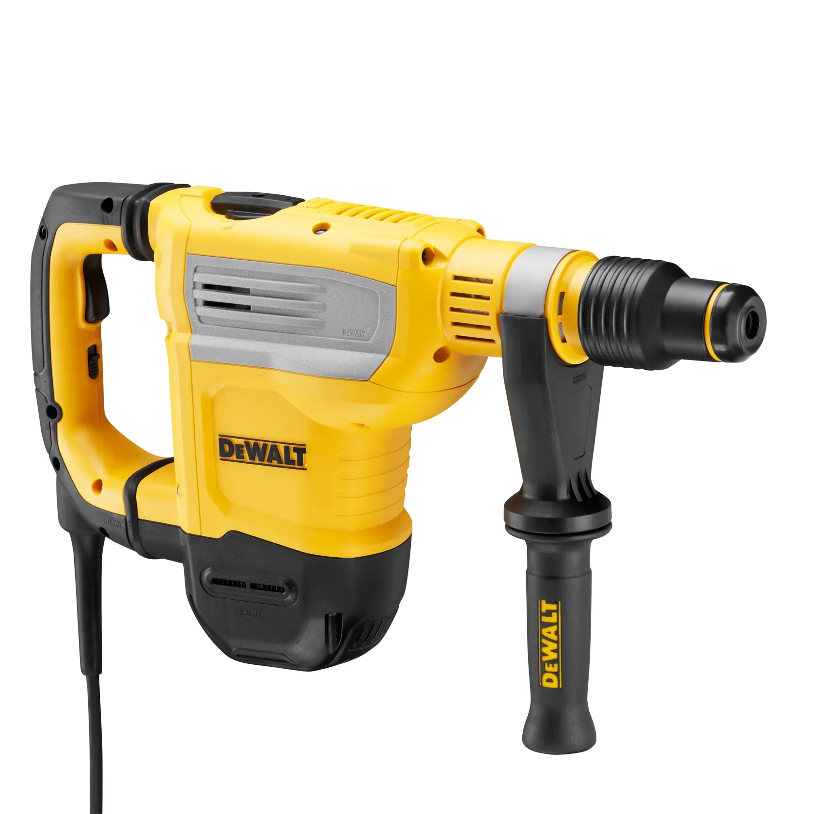 Une personne portant un casque et des équipements de sécurité utilise une perceuse rotative DEWALT D25614K sur un mur en béton sur un chantier de construction. Des équipements et outils DEWALT sont visibles à l'arrière-plan.