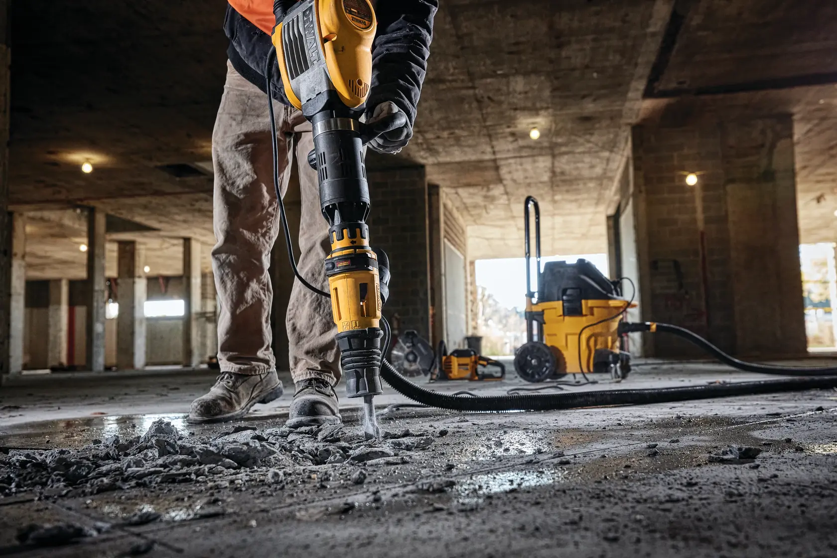 Photo du brise-béton DEWALT en action, SKUs D25951K, D25951K-GB, sur chantier.