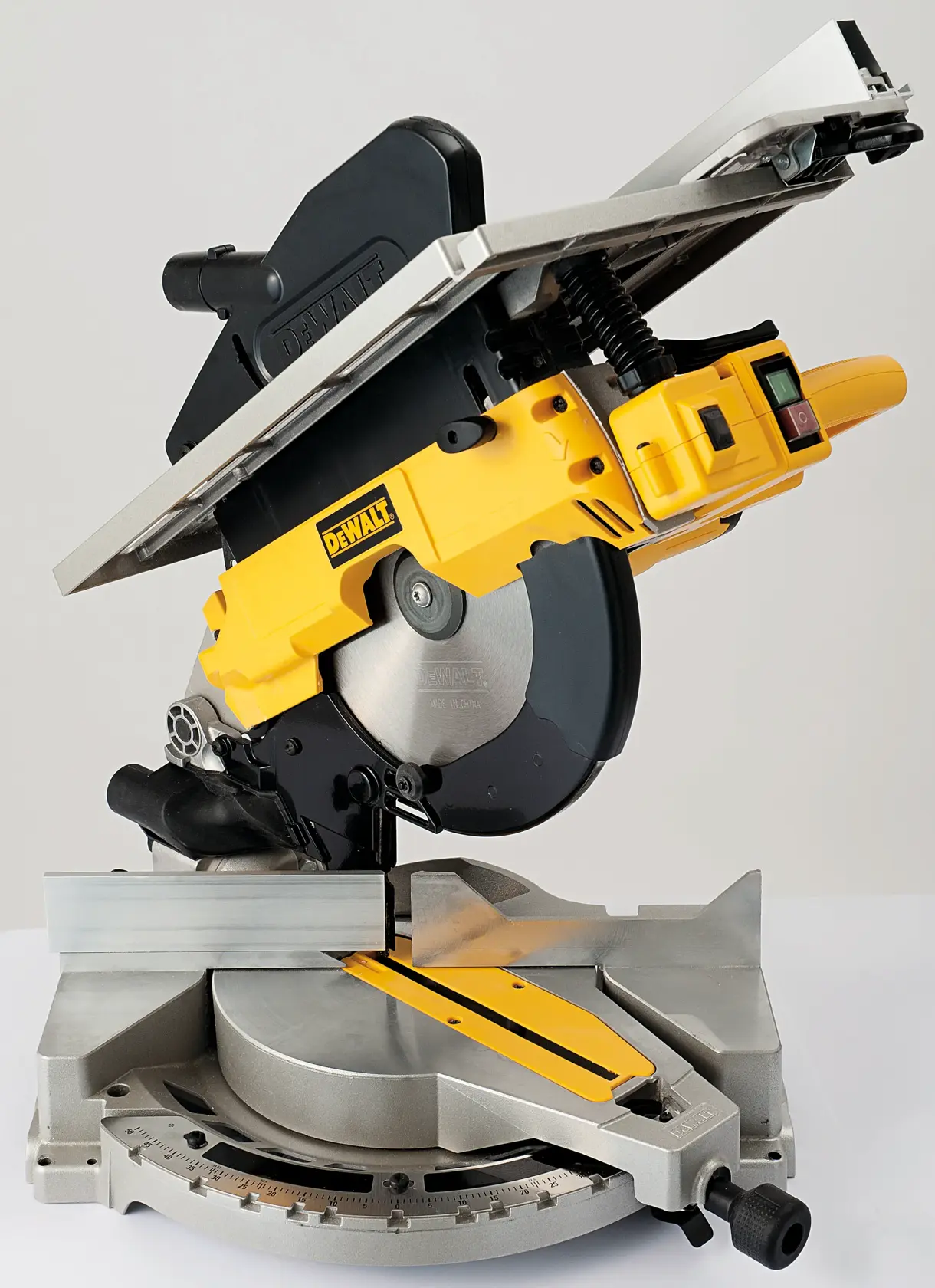 Scie combinée à onglet et scie sur table DEWALT D27113 en jaune et noir, présentée en studio avec la lame et la butée réglable visibles.