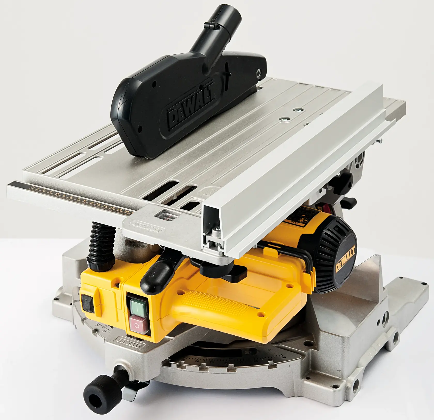 Une scie électrique DEWALT avec une base jaune, une table en aluminium et un accessoire d'extraction de poussière noir, conçue pour des coupes de précision.