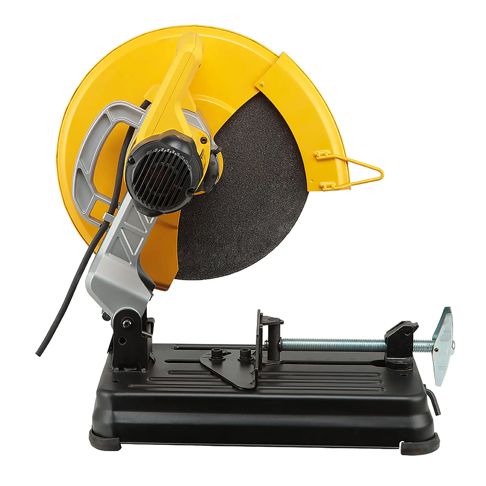 Un travailleur portant un gilet de sécurité et un casque utilise une scie à métaux DEWALT D28730-B2 pour couper des tuyaux en acier dans un entrepôt industriel. Des étincelles jaillissent de la zone de coupe et des tuyaux en acier ainsi que des matériaux métalliques empilés sont visibles en arrière-plan.