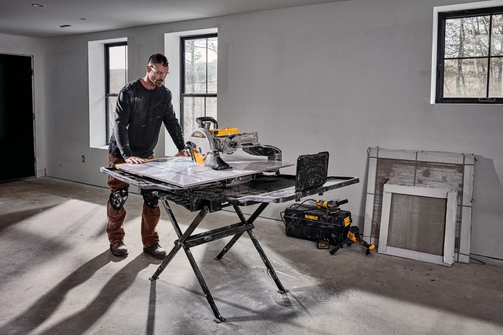 DEWALT D36000-QS, D36000 Fliesensäge auf Ständer im Innenbereich genutzt. Kategorie Fotografie. Werkzeug sichtbar.