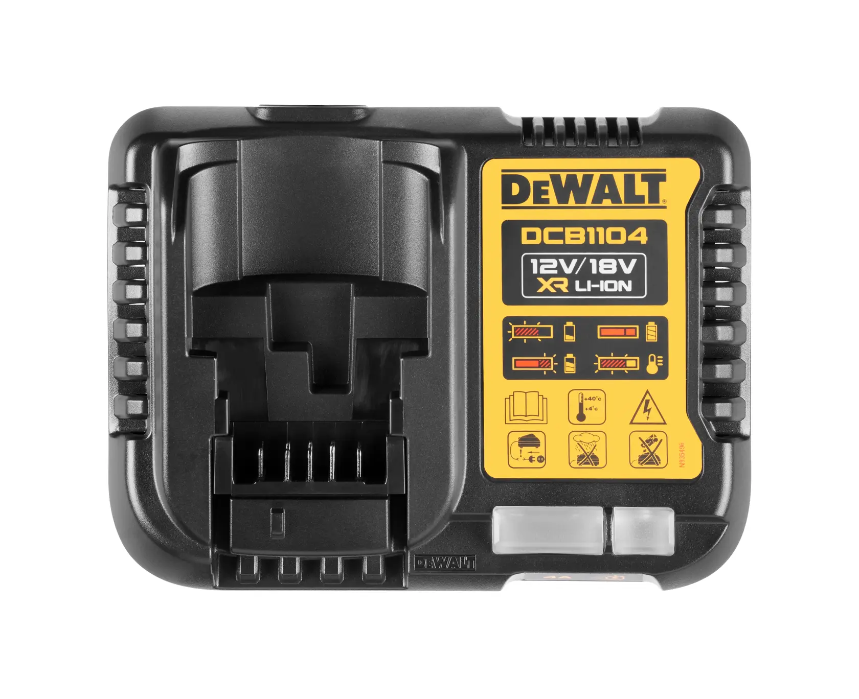 Vue de face d'un chargeur de batterie DEWALT DCB1104 pour batteries XR Li-Ion 12V/18V. Le chargeur est noir avec une étiquette jaune affichant les informations sur le produit et des icônes de sécurité.