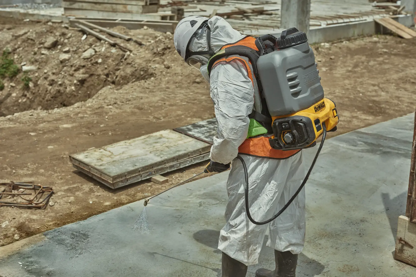Ouvrier avec pulvérisateur DEWALT DCCS1100N-XJ, DCCS1100N sur chantier. Catégorie photographie.
