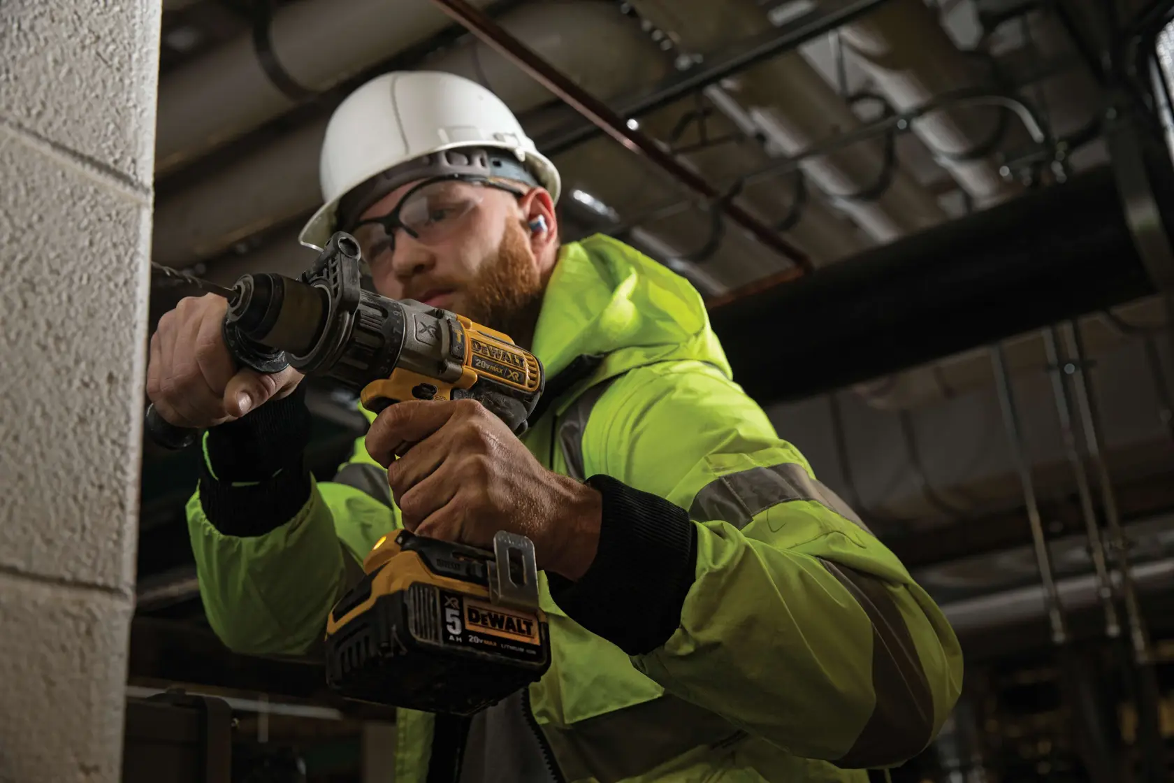 Perceuse sans fil Dewalt DCD996P2 20V Max XR au design jaune et noir avec une batterie lithium-ion 5,0 Ah attachée, présentée sur fond blanc.