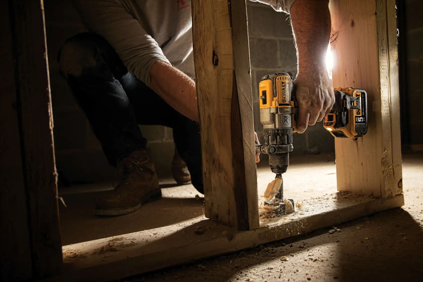 Une perceuse sans fil DEWALT DCD996P2 20V Max XR avec un corps noir et jaune, une poignée auxiliaire et une batterie au lithium-ion. La perceuse comporte des étiquettes 5AH, fabrication aux États-Unis et technologie XR.
