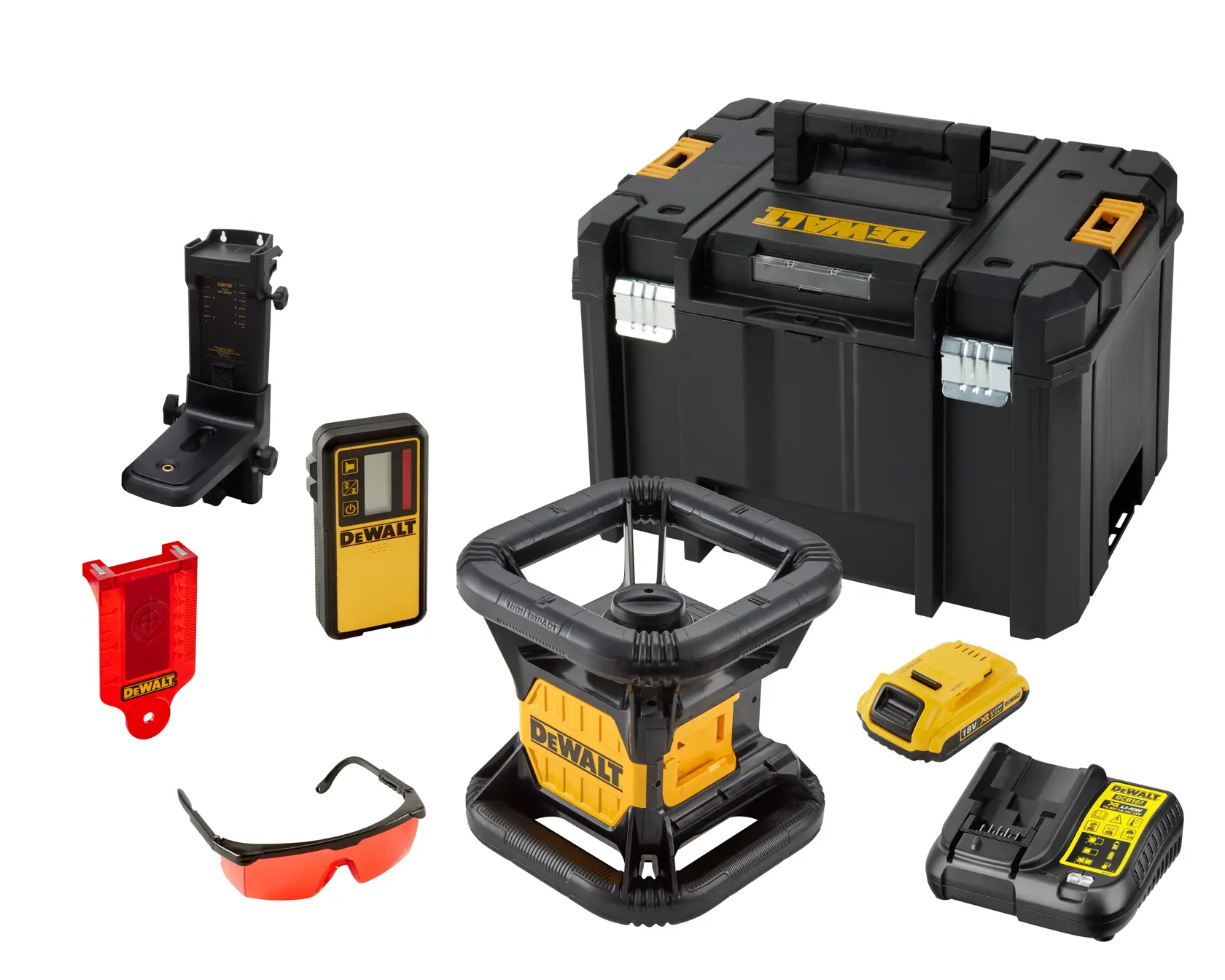 Un kit de produit photographique DEWALT comprenant un trépied jaune et noir, une grande mallette de transport noire, une tige de mesure, un niveau laser, un chargeur de batterie, un détecteur, des lunettes de sécurité rouges et divers accessoires, tous disposés sur un fond blanc.