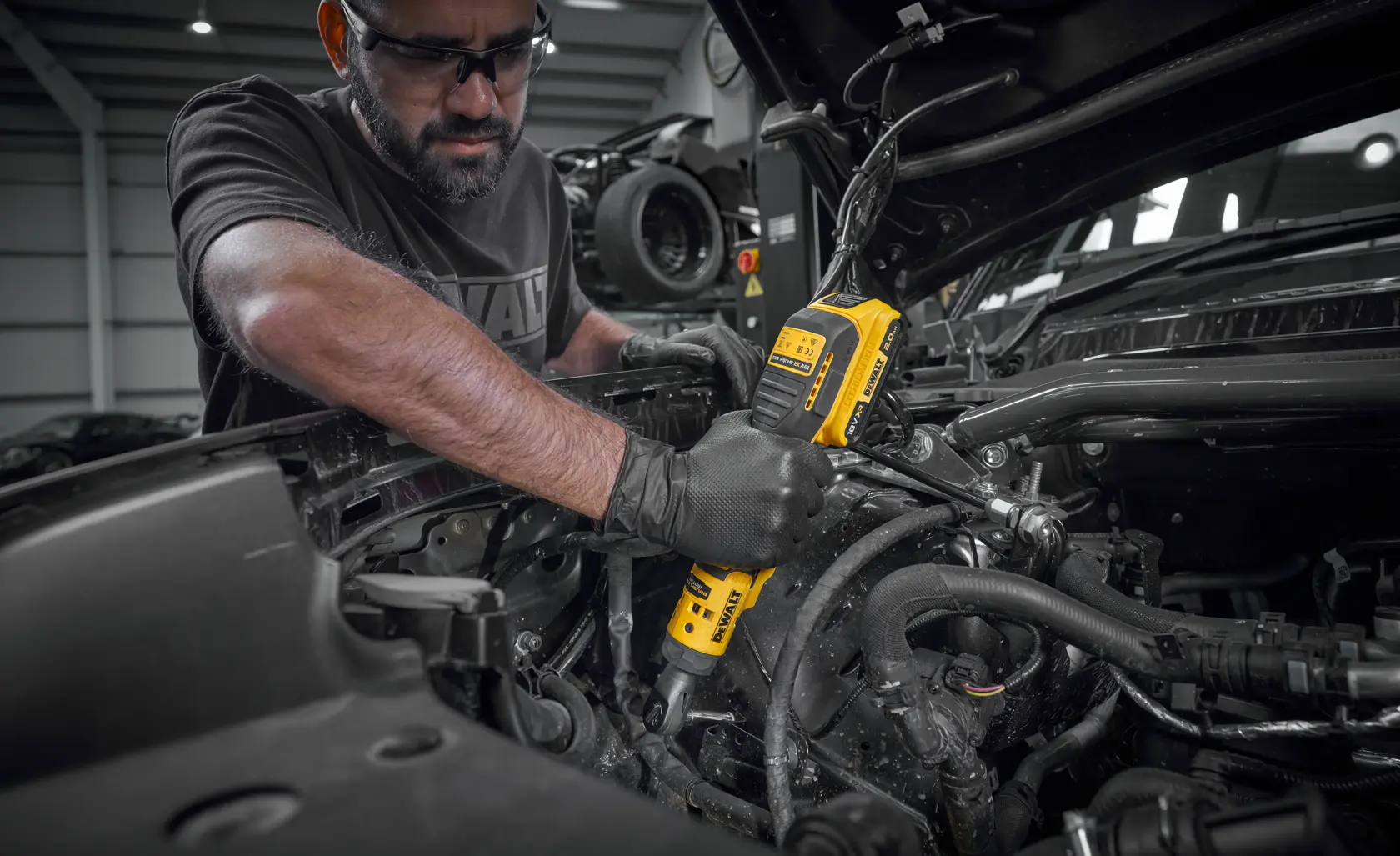 Outil DEWALT sur moteur auto. Modèles : DCF514N-XJ, DCF514N. Catégorie : photographie.