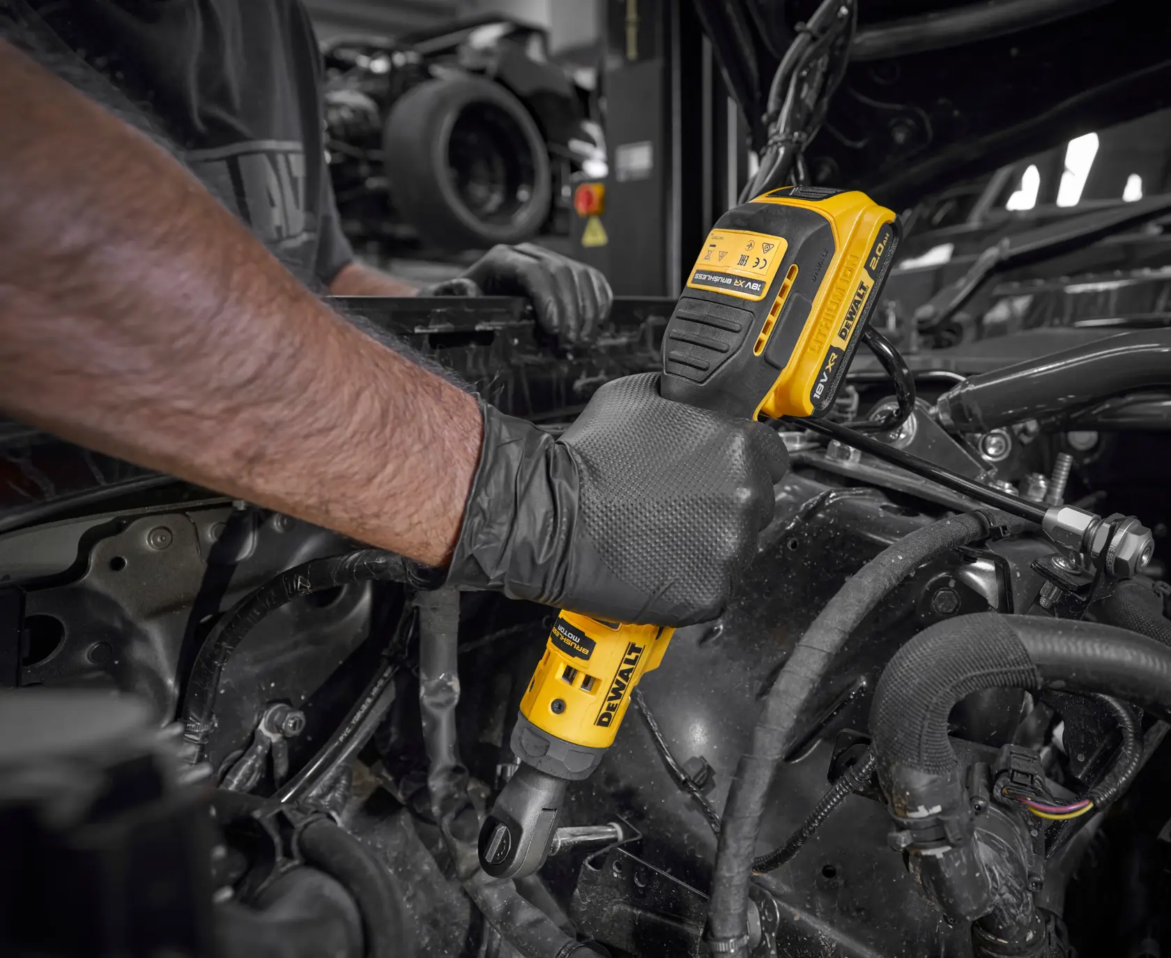 DEWALT DCF514N-XJ, DCF514N clé à cliquet utilisée sur moteur. Catégorie photographie, région EMEAANZ.
