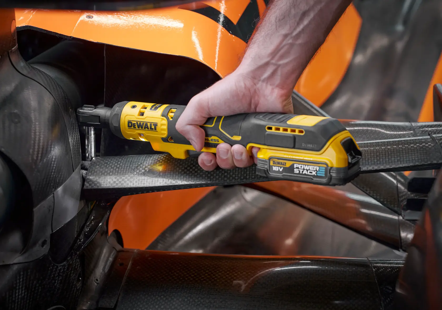 DEWALT DCF514N-XJ, DCF514N outil utilisé sur une machine, catégorie photographie.