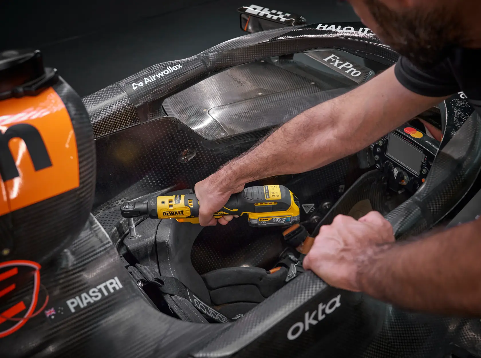 DEWALT DCF514N-XJ, DCF514N utilisé dans cockpit de voiture. Produit photo, région EMEAANZ.