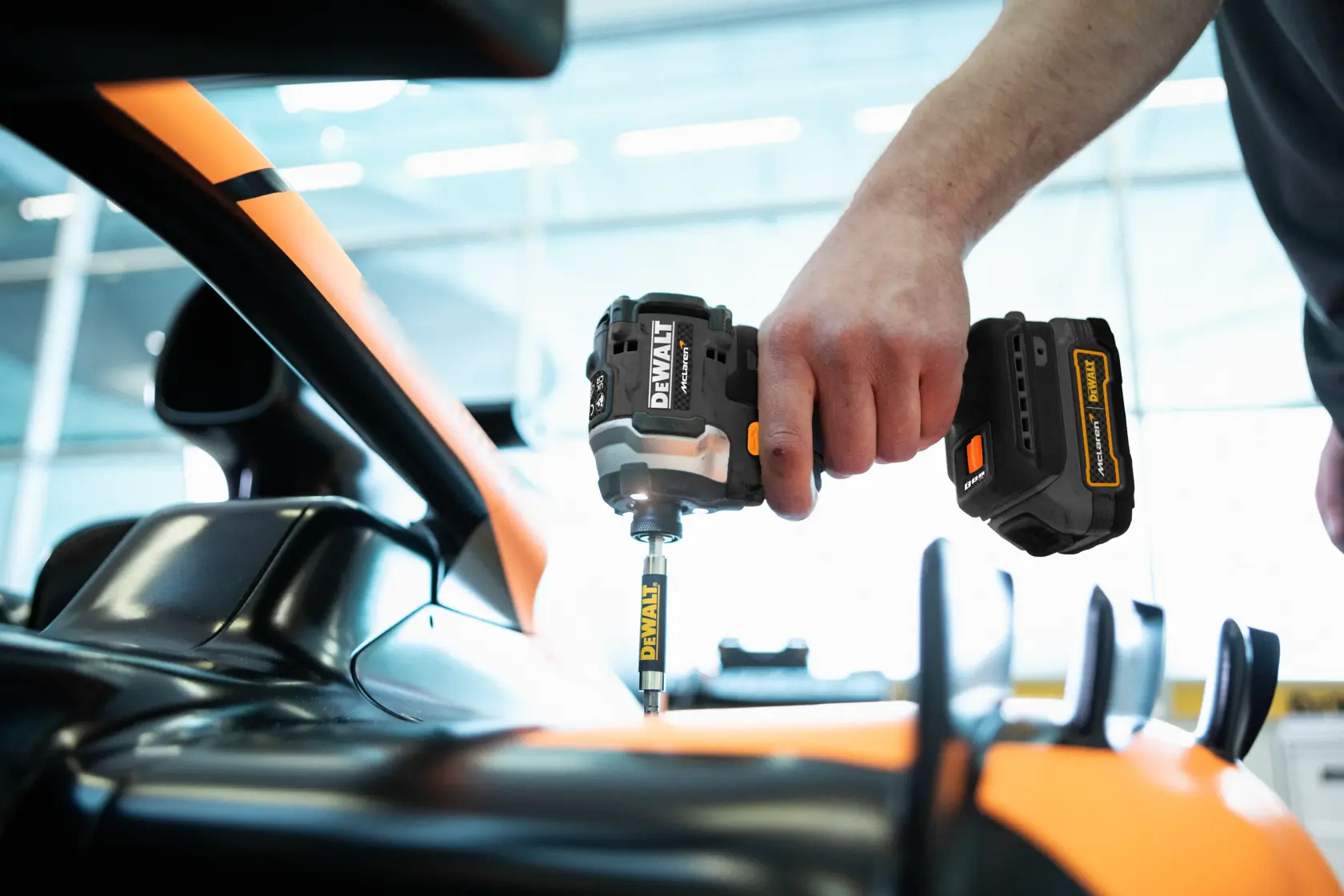 Visseuse à chocs ultra compacte XR 18V 1.7Ah Li-Ion Brushless - POWERSTACK renforcée - ÉDITION LIMITÉE McLAREN