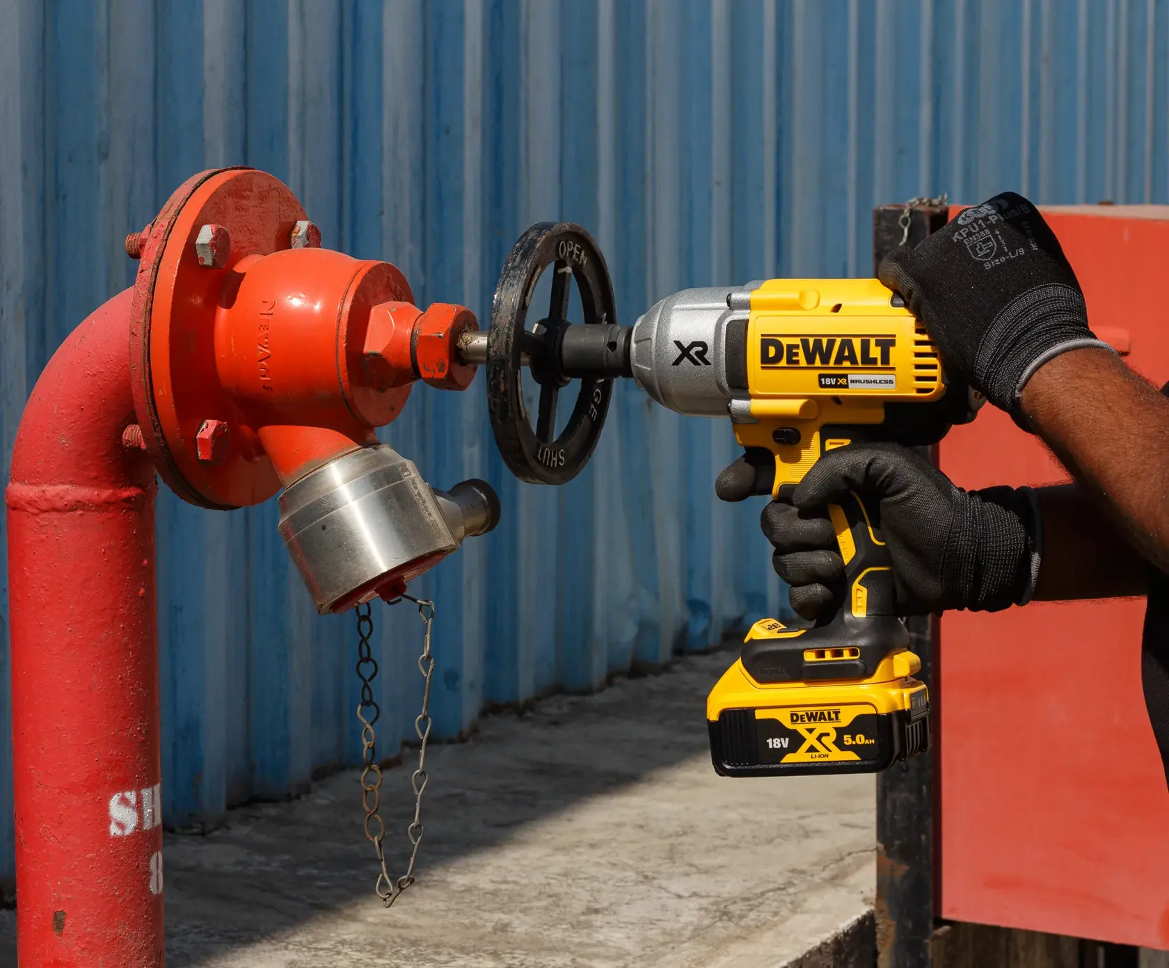 Le kit DEWALT DCF899P2 comprend une clé à chocs 1/2 pouce haute puissance sans balais 20V MAX XR avec une broche à détente, deux batteries 20V MAX 5,0Ah, un chargeur et un sac de transport noir et jaune. Tous les éléments sont présentés ensemble.