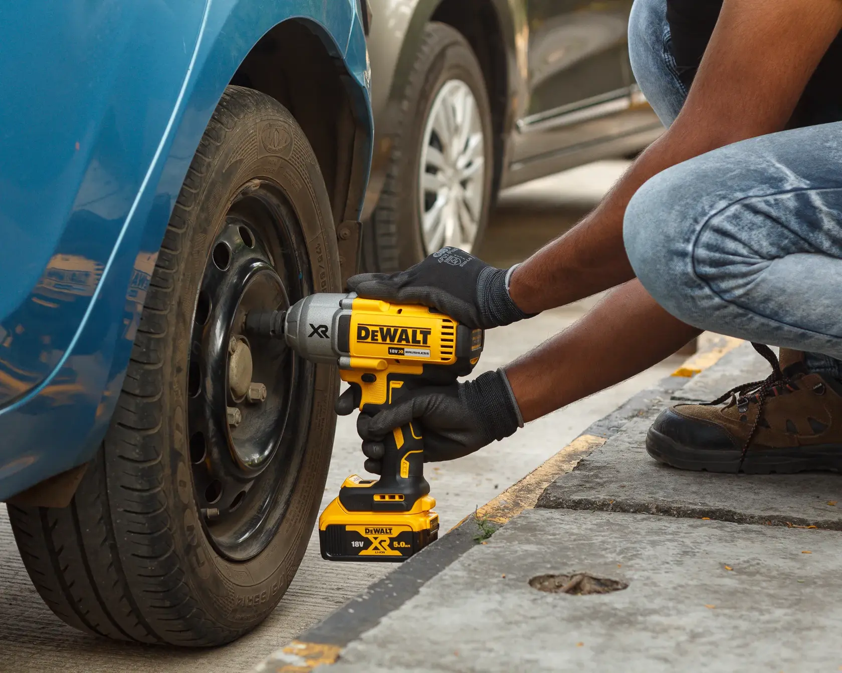 Vue partielle d'un outil électrique sans fil DEWALT avec le logo XR, présenté avec une poignée noire et jaune. Sous l'outil, une bannière jaune indique : « Couvre une variété d'applications avec un contrôle de vitesses multiples (0-400/ 1 200/ 1 900 tr/min) ».