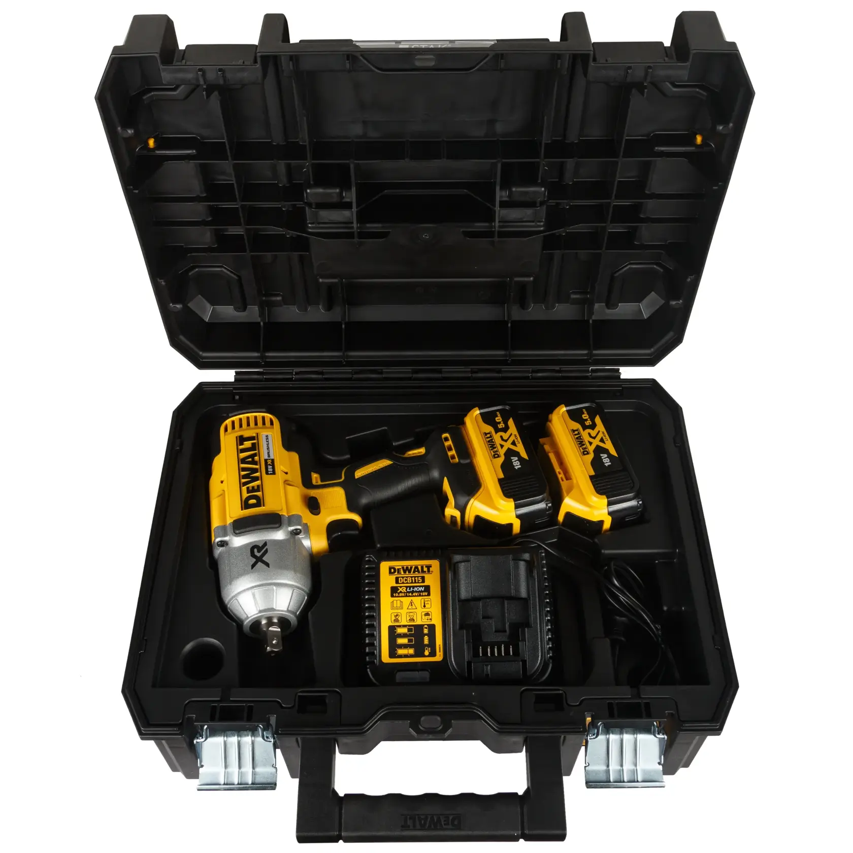 Une mallette de transport en plastique rigide noire contenant une clé à chocs sans fil DEWALT, deux batteries rechargeables et un chargeur de batterie, disposés soigneusement à l'intérieur.