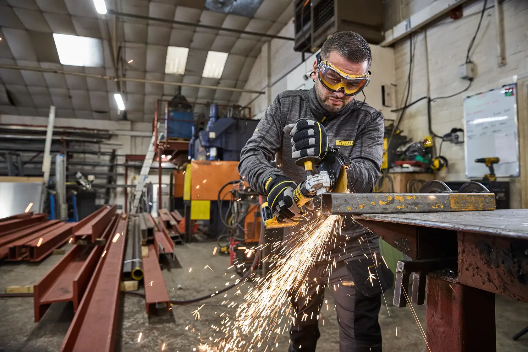 DEWALT DCG404NT, DCG404S2T-QW meule métal en atelier, étincelles, catégorie photographie.