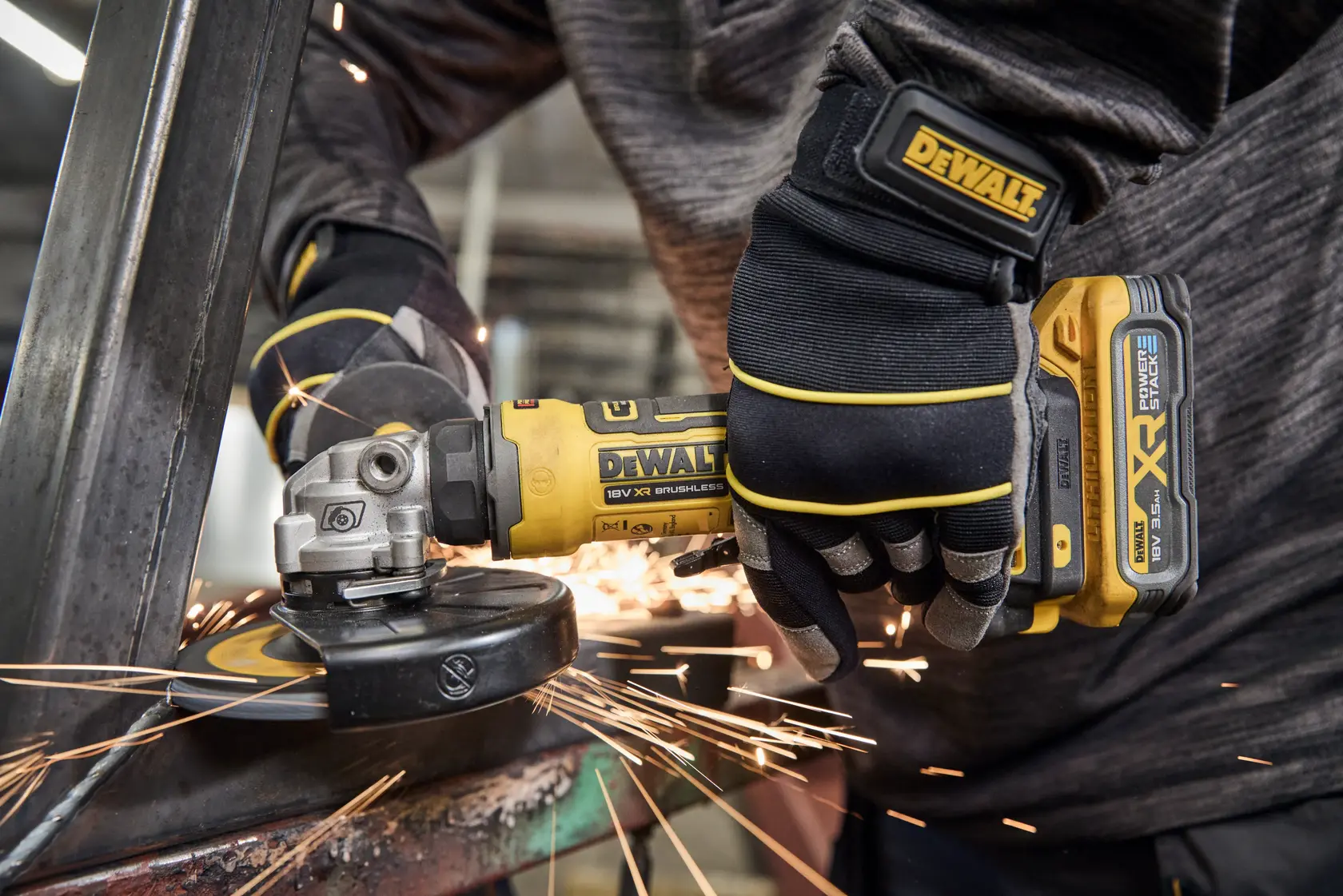 Outils DEWALT DCG404NT, DCG404S2T-QW, meulage de métal, étincelles en atelier.