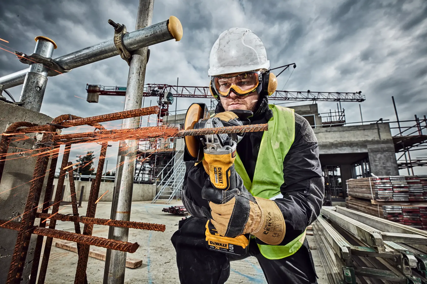 Outils DEWALT DCG406N, DCZ409P2-XE, DCZ401P3-XE, DCG406 pour couper du métal sur un chantier.