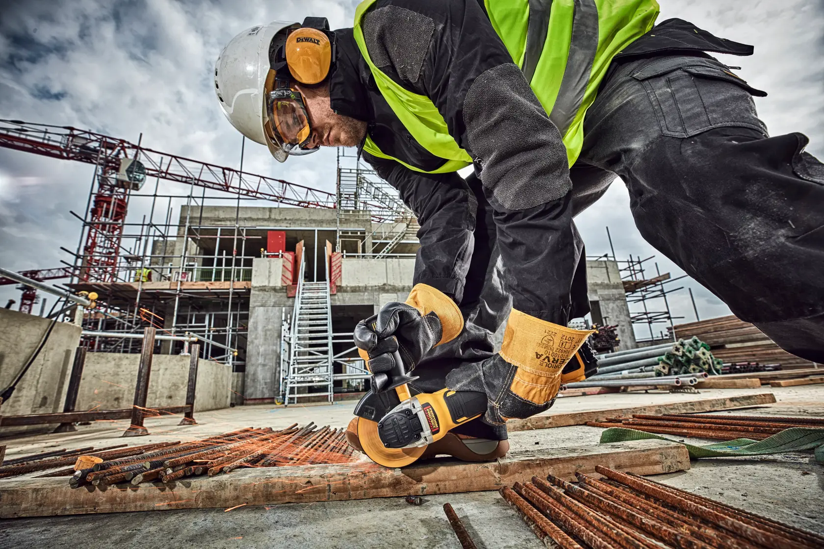 Ouvrier avec outil DEWALT sur chantier. DCG406N, DCZ409P2-XE, DCZ401P3-XE, DCG406. Catégorie photographie.