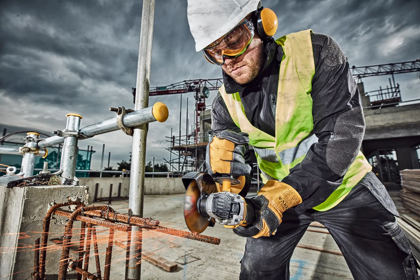 DEWALT DCG406N, DCZ409P2-XE, DCZ401P3-XE, DCG406 utilisés chantier. Catégorie Photographie. ASIE, EMEAANZ.