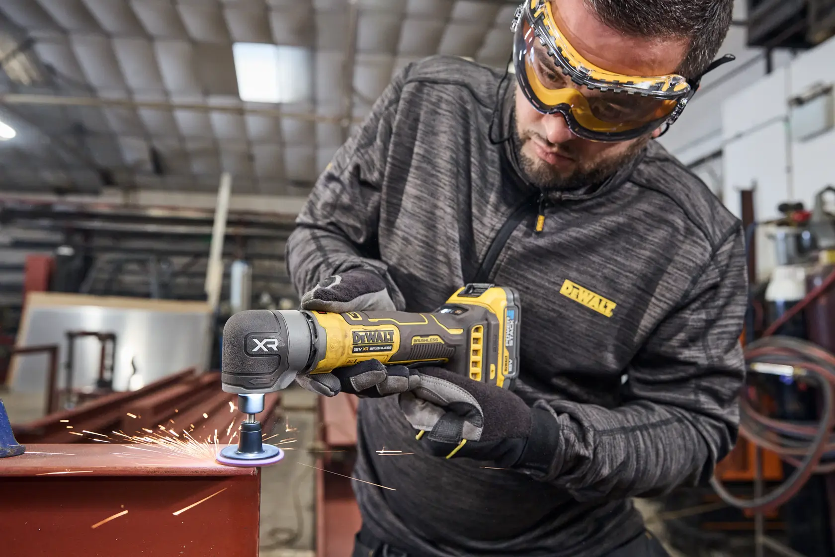 DEWALT DCG421N-XJ, DCG421N en action, meulage métal, étincelles, atelier, catégorie photographie.