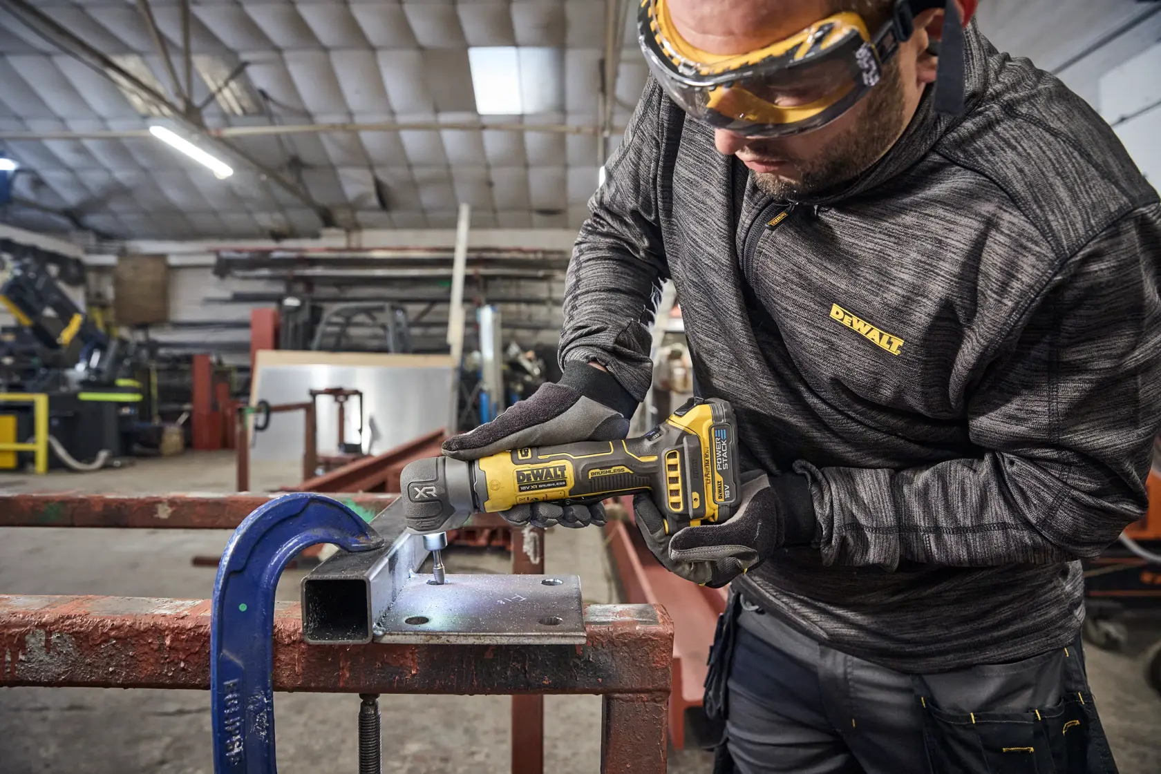 DEWALT DCG421N-XJ, DCG421N utilisé sur métal en atelier. Catégorie photographie.