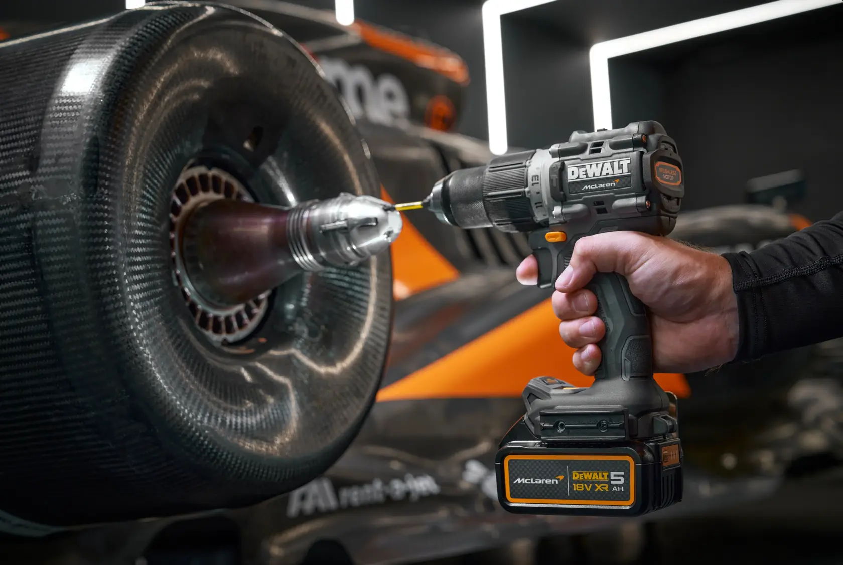 Kit 2 outils XR 18V 5Ah Li-Ion Brushless POWERSTACK - perceuse-visseuse percussion DCD805 - visseuse à chocs DCF850 - ÉDITION LIMITÉE MCLAREN