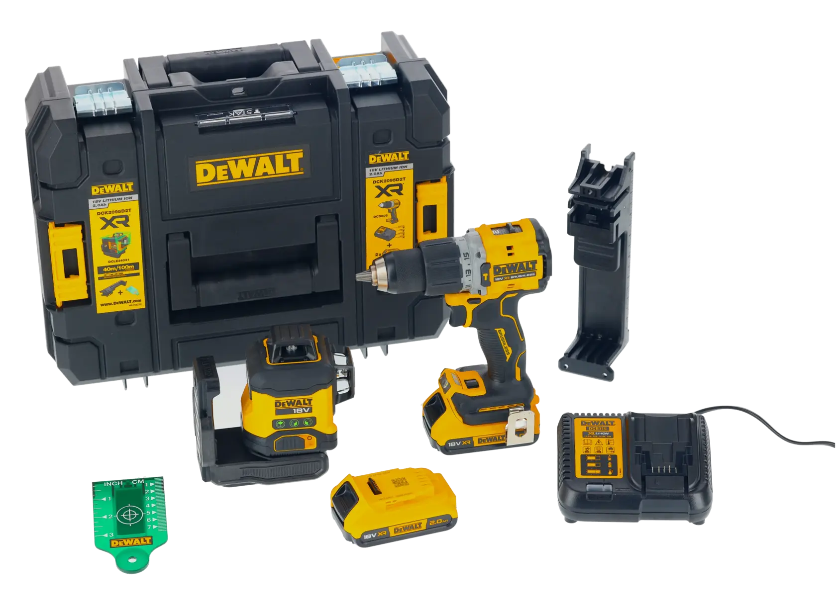 Kit d'outils DEWALT avec mallette de transport, perceuse sans fil, niveau laser, chargeur de batterie, deux batteries, support de montage et une carte de mesure verte, le tout présenté sur un fond blanc.