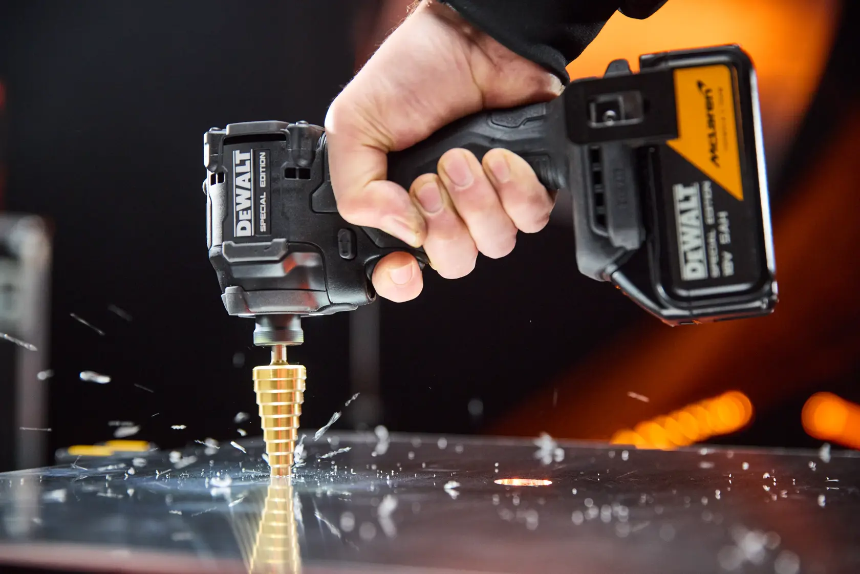 Perceuse sans fil DEWALT DCK2224MP2T-QW, DCK2224MP2T utilisée sur métal, production d'étincelles.