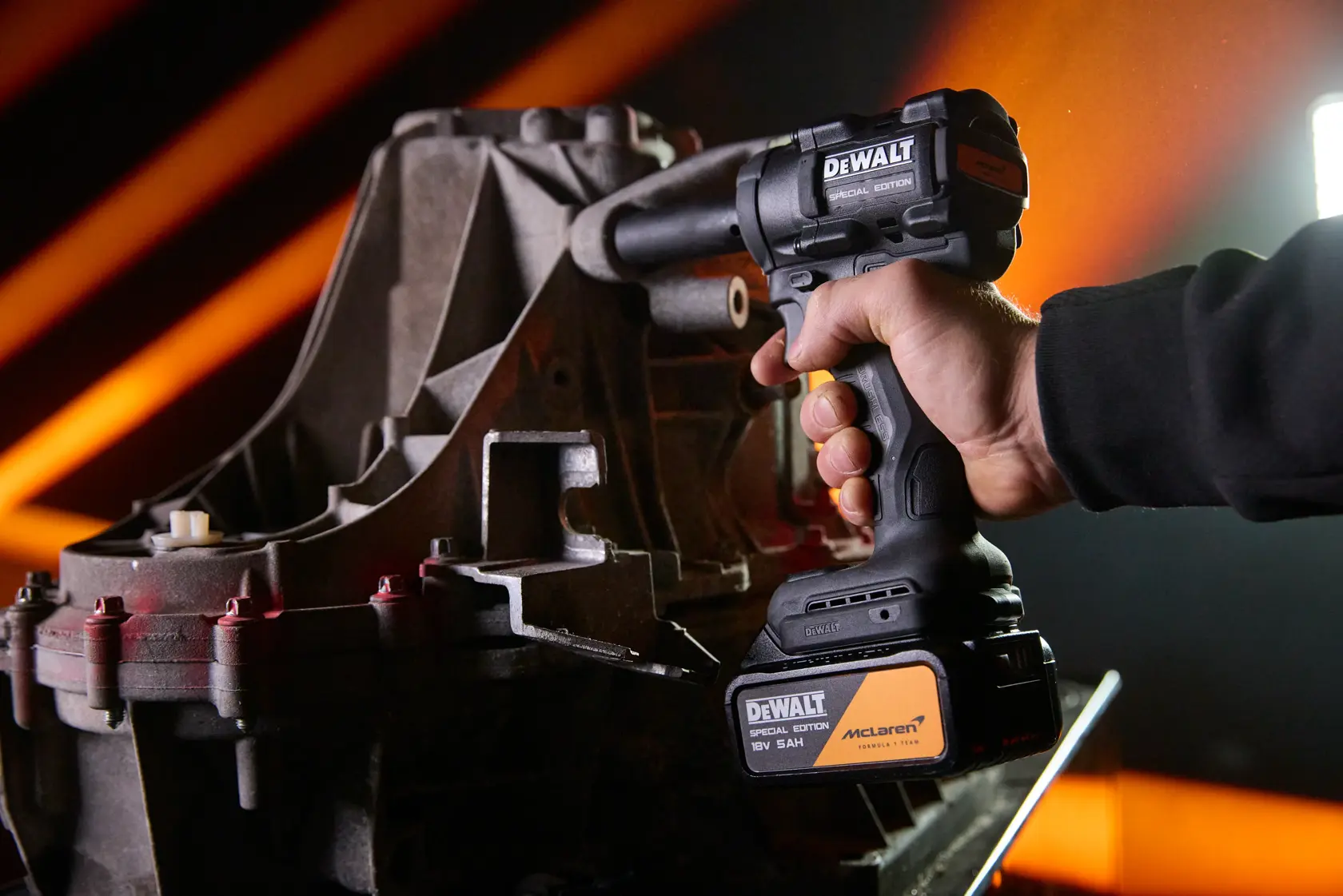 Outil DEWALT utilisé, SKUs DCK2224MP2T-QW et DCK2224MP2T visibles, fond industriel, catégorie photographie.