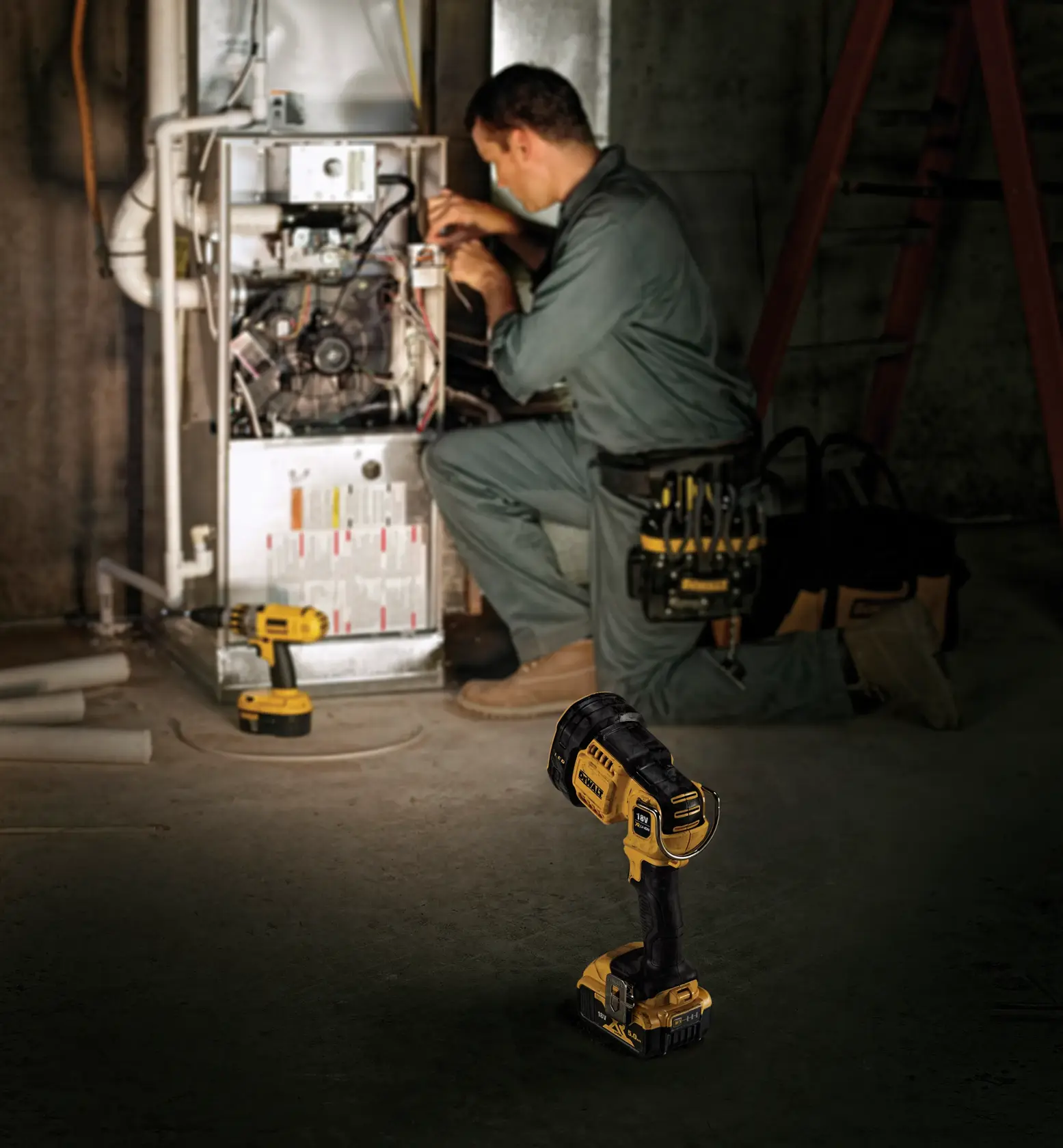 Un projecteur portable LED DEWALT 20V MAX avec un design jaune et noir, doté d’une poignée robuste et d’un compartiment pour la batterie. L’outil est marqué 'DEWALT' sur le côté et possède un clip métallique attaché à la base.