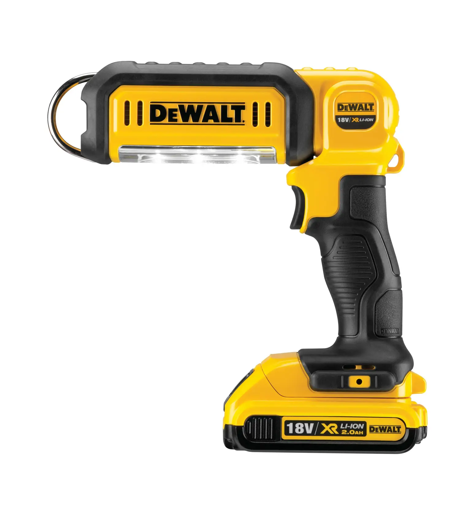 Une lampe de travail LED DEWALT DCL050 est utilisée pour éclairer un système de suspension automobile tandis qu'une personne portant des lunettes de sécurité et des gants travaille avec un autre outil DEWALT.