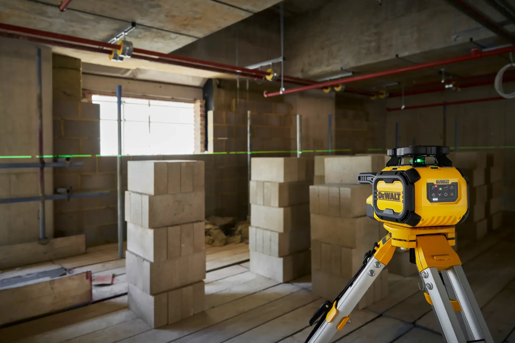 DEWALT DCLE15221G-QW, DCLE15221G laser ligne verte sur trépied pour photographie sur chantier.