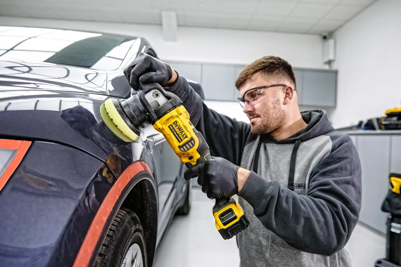 Polisseuse sans fil DEWALT 20V Max XR brushless avec poignée ergonomique, idéale pour les professionnels de l'automobile. Caractéristiques : vitesse de 2 000 à 5 500 OPM, plateau hook & loop de 5 pouces et diamètre d’orbite de 2,1 pouces.