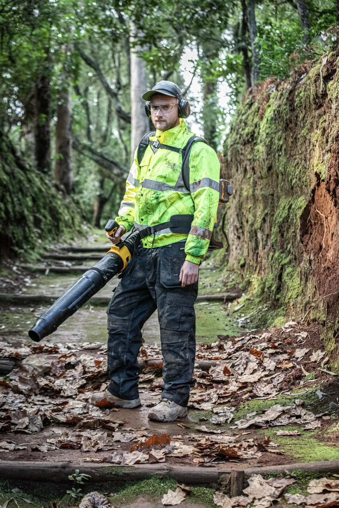 Ouvrier avec souffleur DEWALT DCMBBL800N-XJ, DCMBBL800N dehors. Produit photographie. Équipement de sécurité.