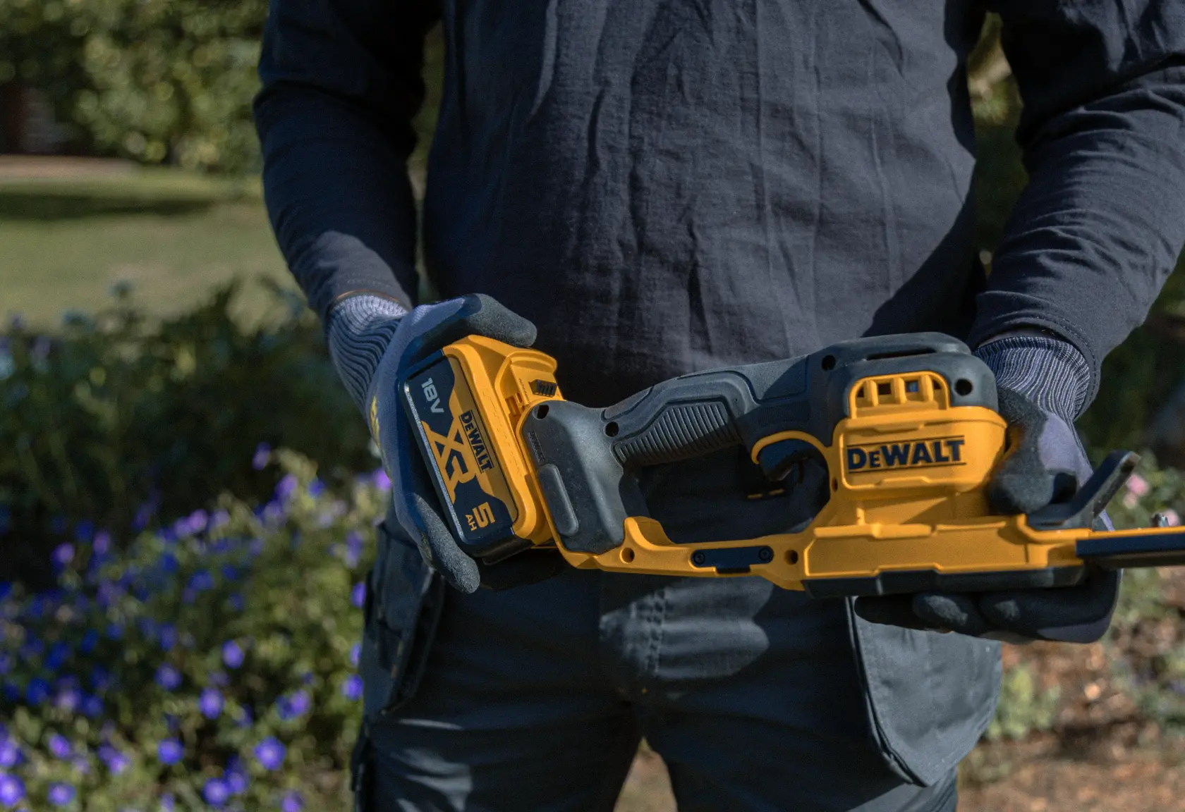 Outil DEWALT en extérieur. DCMHT520N-XJ, DCMHT520D1-QW, DCMHT520D1, DCMHT520N. Catégorie photographie.