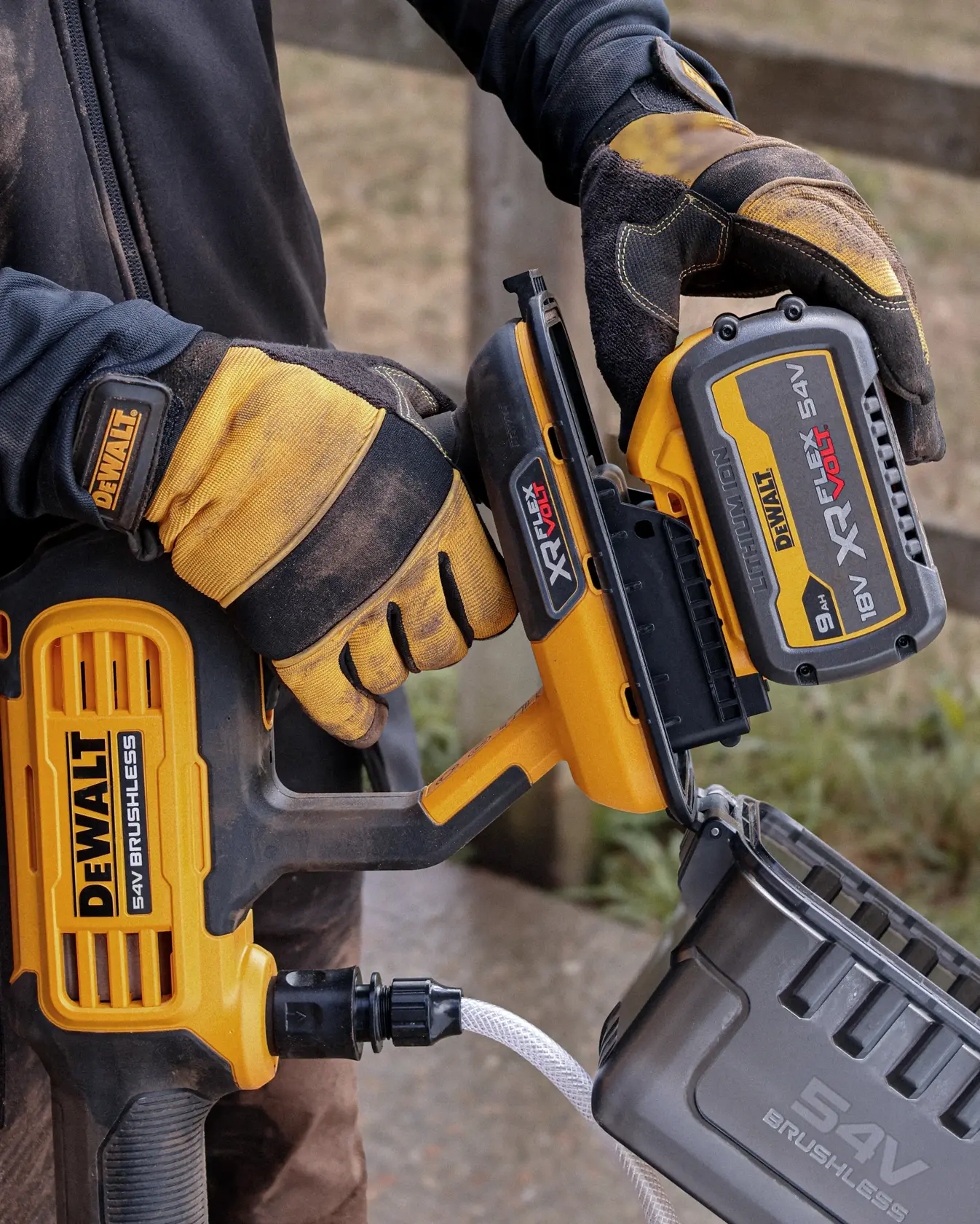 DEWALT DCMPW1000N, DCMPW1000N-XJ sans balais en extérieur, batterie en cours de fixation, gros plan.
