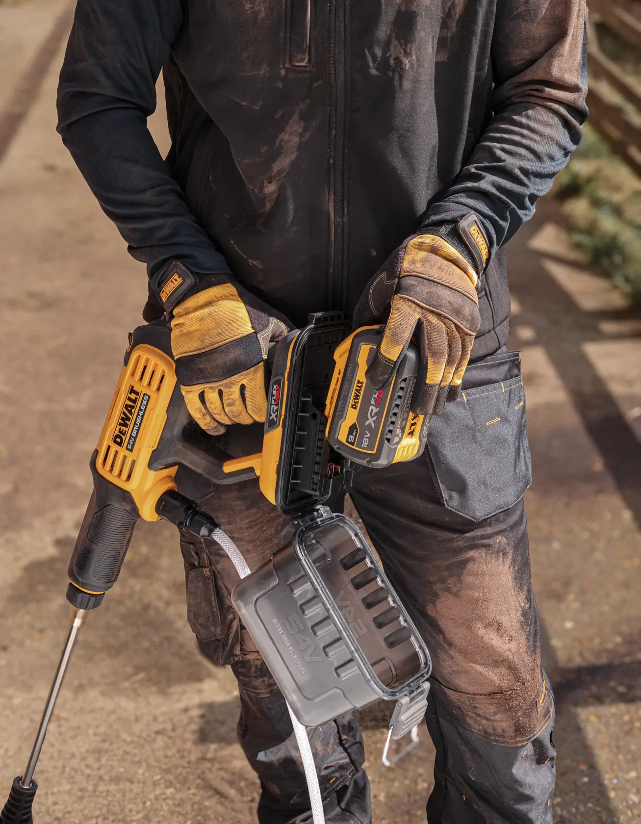 Outil sans fil DEWALT DCMPW1000N, DCMPW1000N-XJ tenu par un ouvrier ganté. Catégorie photographie.