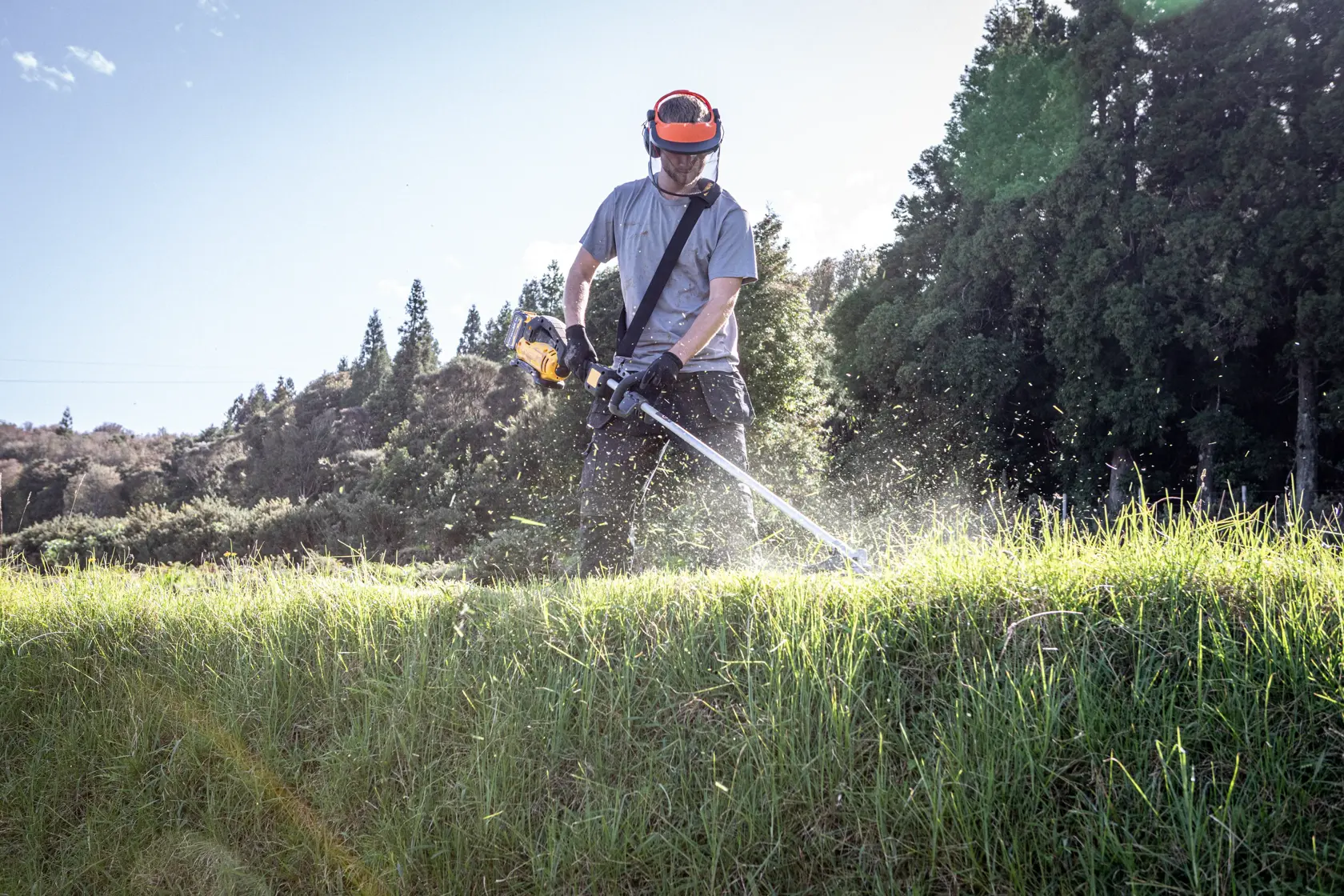 Personne tond l’herbe avec DEWALT DCMST911N, DCMST911N-XJ. Extérieur, sécurité, catégorie photo.