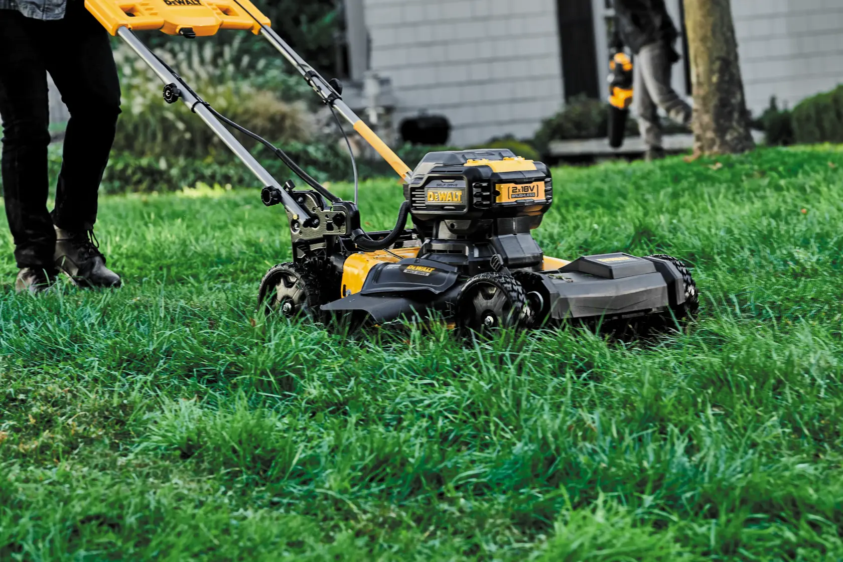 Tondeuse auto-tractée XR 2 x 18V brushless - sans batterie ni chargeur