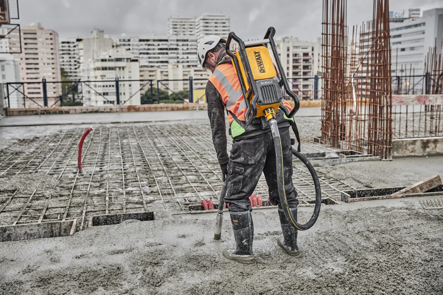 Moteur avec support dorsal pour aiguille vibrante DEWALT POWERSHIFT™