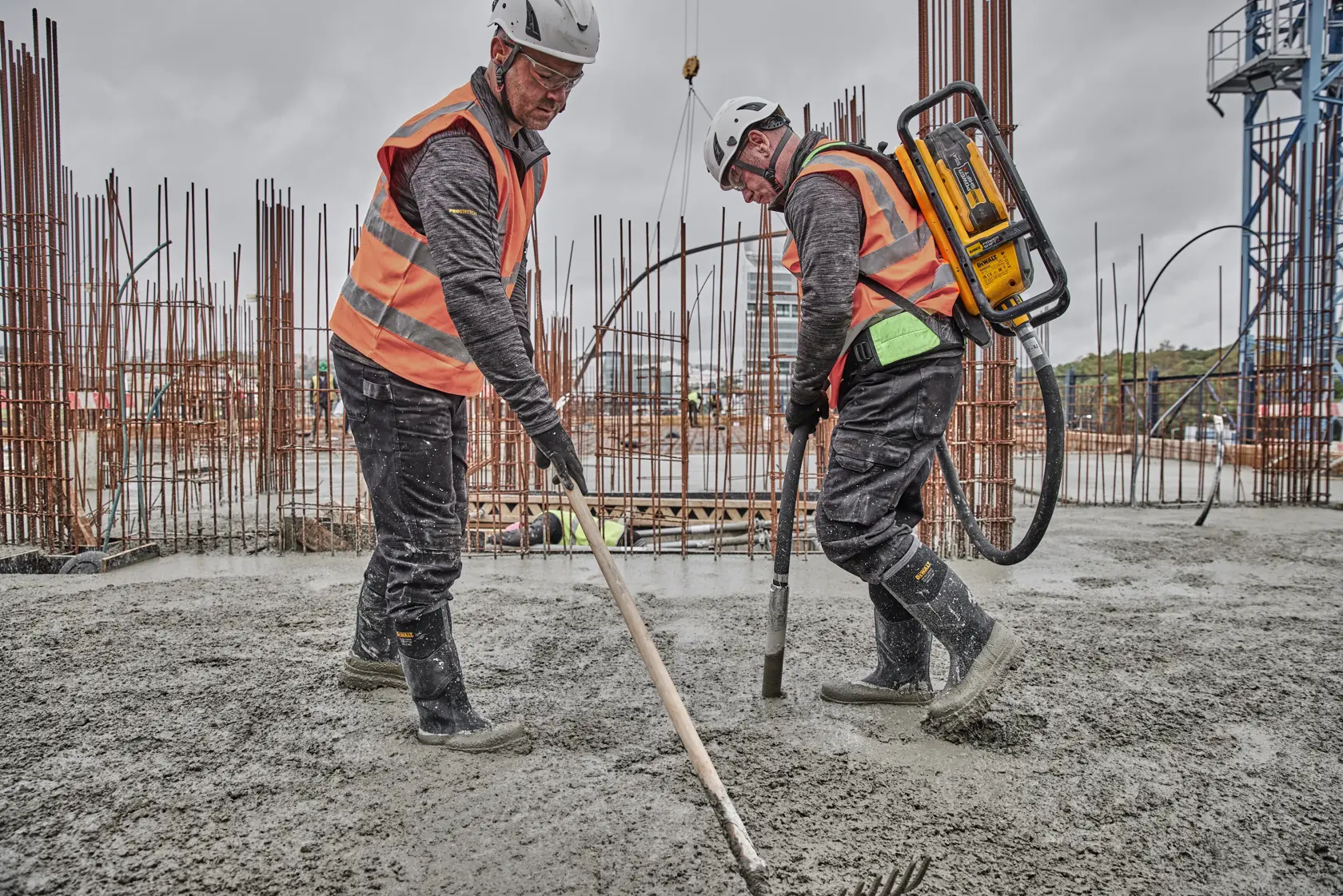 Moteur avec support dorsal pour aiguille vibrante DEWALT POWERSHIFT™