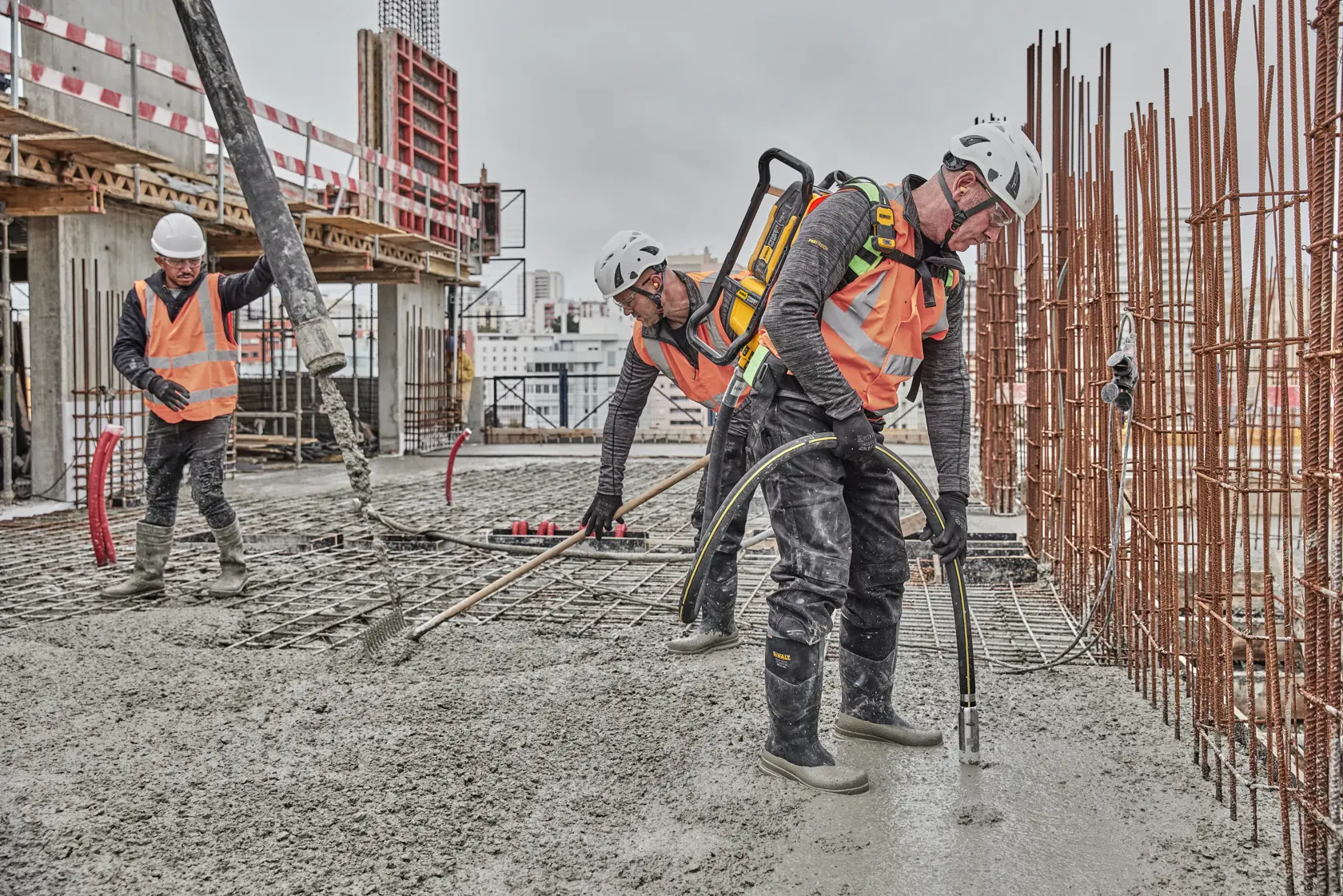 Moteur avec support dorsal pour aiguille vibrante DEWALT POWERSHIFT™