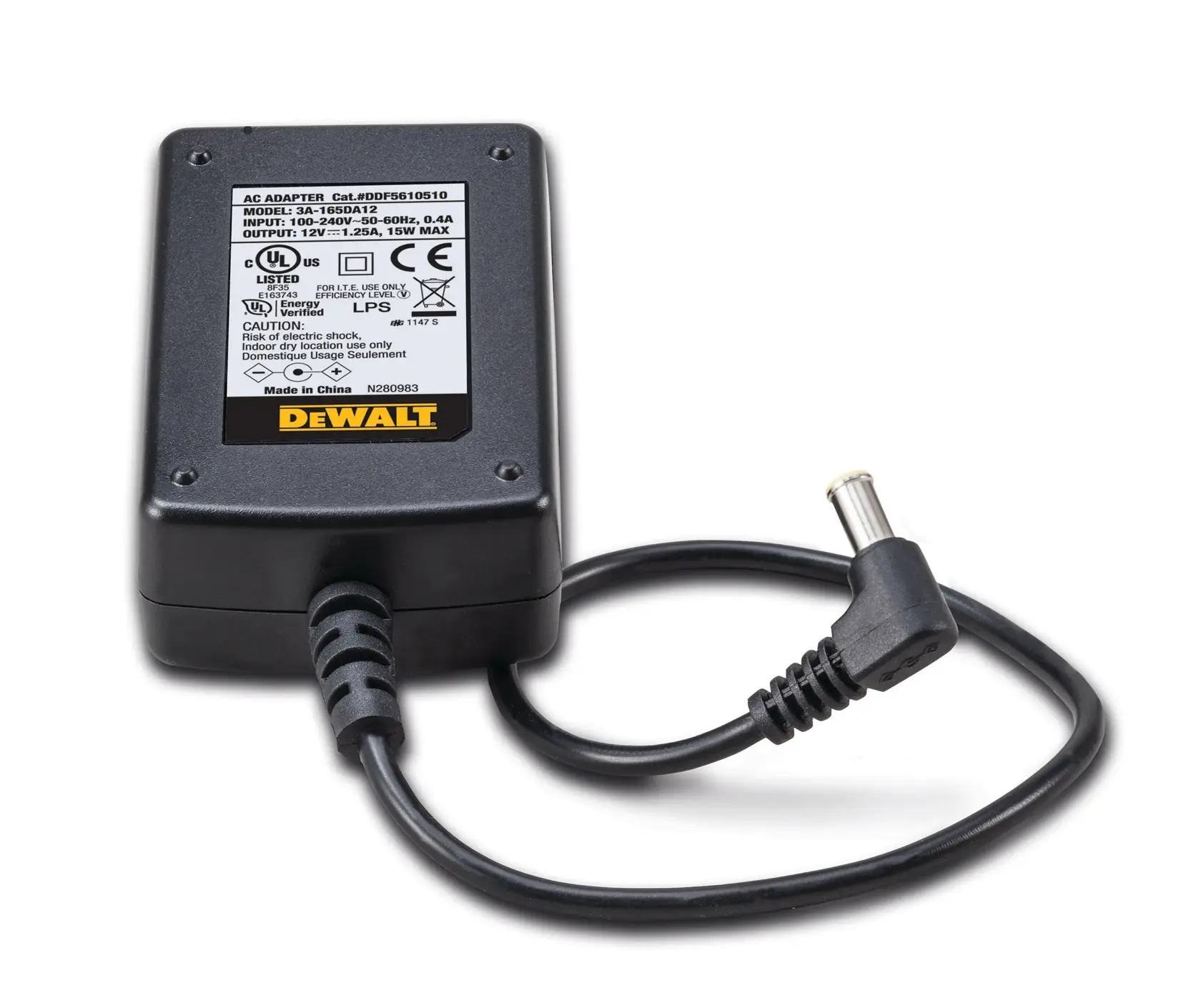 Adaptateur secteur DEWALT noir avec étiquette et câble d'alimentation, présenté sur fond blanc.
