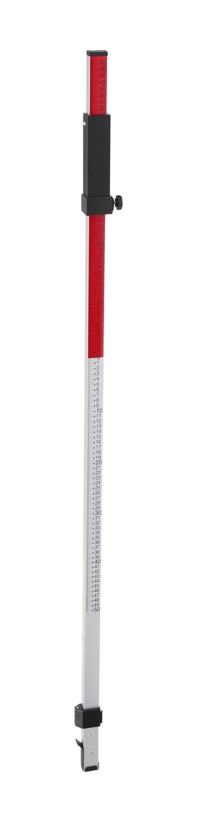 Une mire de nivellement DEWALT réglable utilisée pour l'arpentage et la mesure des élévations, présentée en position verticale avec des marquages et une section rouge.