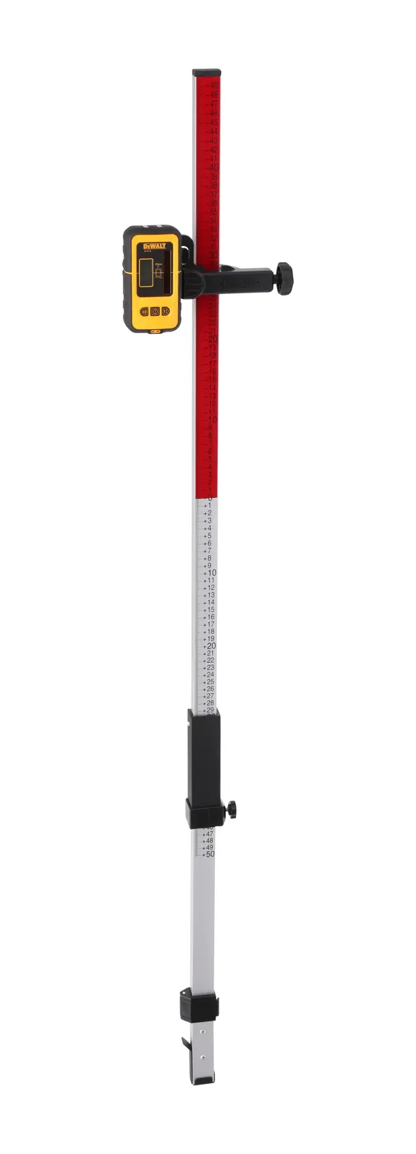 Tige de mesure DEWALT pour photographie, pince réglable et échelle rouge, sur fond blanc.