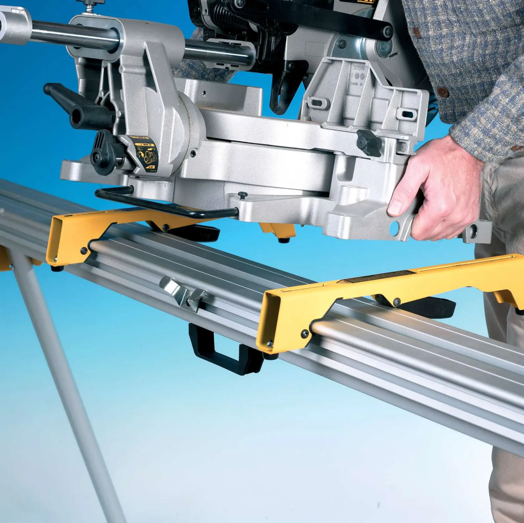 Support DEWALT pour scie, DE7023-XJ et DE7023 SKUs en usage pour la photographie.