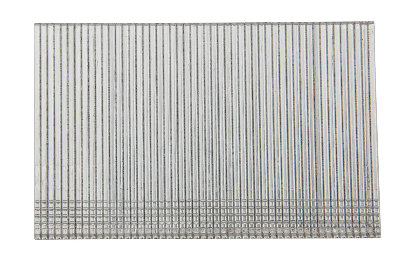 Nahaufnahme einer Reihe metallischer Finishing-Nägel, in parallelen Reihen angeordnet und für die Verwendung mit einer Nagelpistole zusammengefasst.