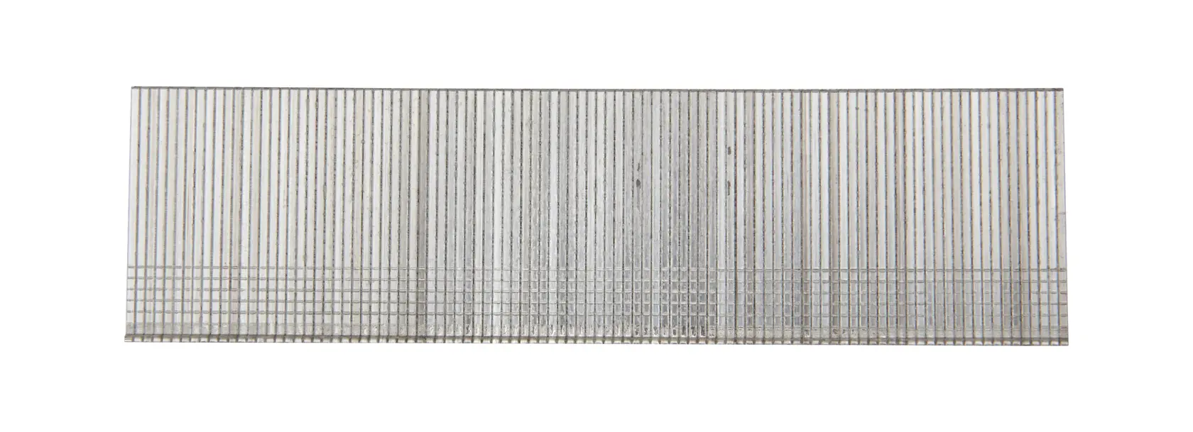 Une rangée de clous DEWALT métalliques argentés alignés pour pistolet à clous, sur fond blanc.